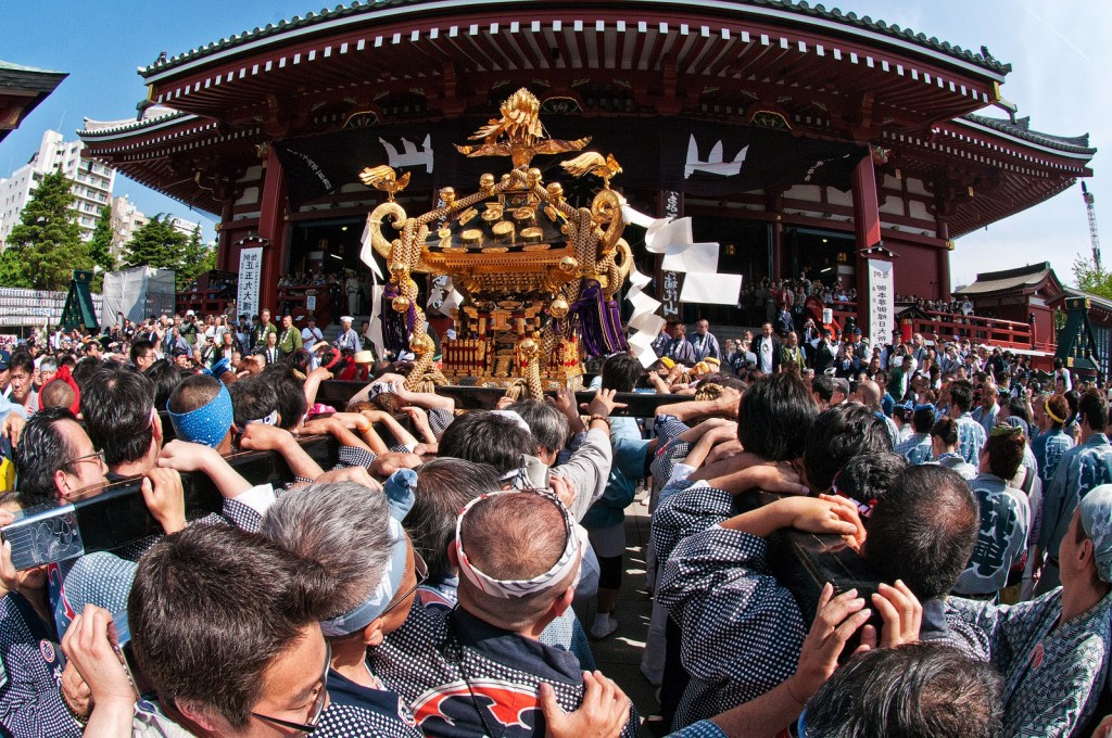 Cảnh náo nhiệt trong Lễ hội Sanja (Sanja Matsuri) lớn nhất trong năm